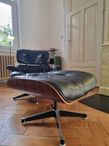 Fauteuil et repose-pieds Eames – Fehlbaum