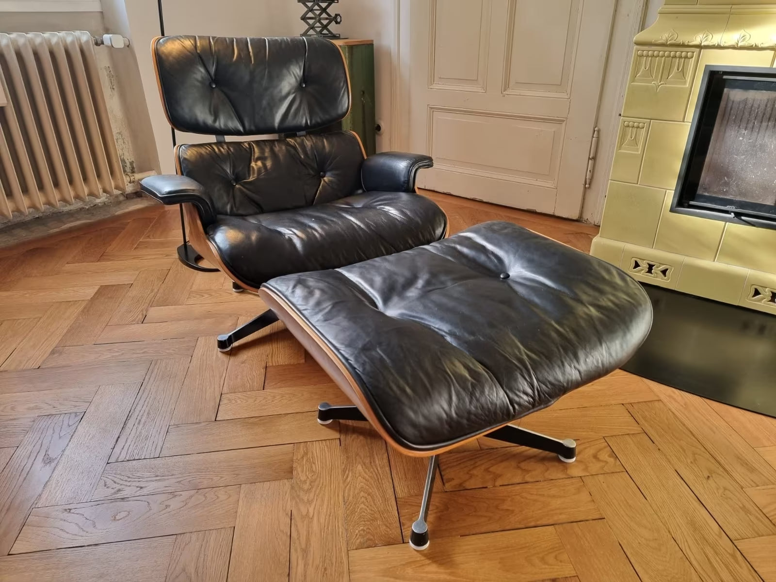 Fauteuil et repose-pieds Eames – Fehlbaum