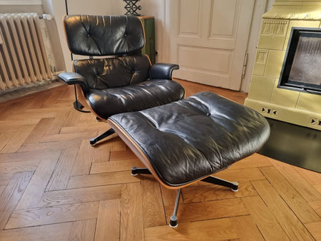 Fauteuil et repose-pieds Eames – Fehlbaum
