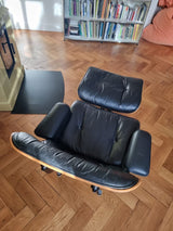 Fauteuil et repose-pieds Eames – Fehlbaum