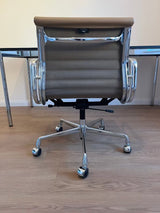 Vitra EA117 marron