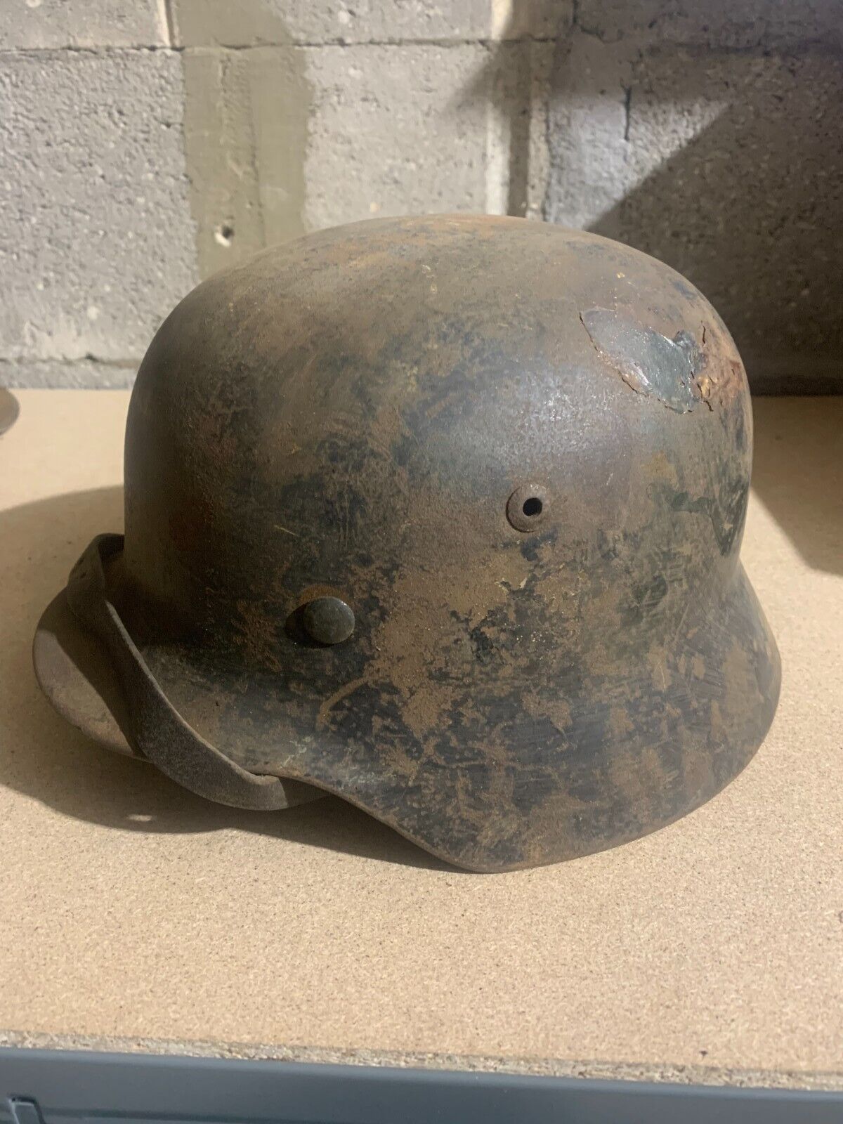 CASQUE ALLEMAND WW2 JUS DE GRENIER A NETTOYER.