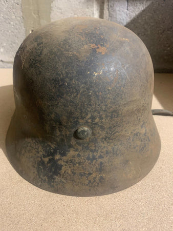 CASQUE ALLEMAND WW2 JUS DE GRENIER A NETTOYER.