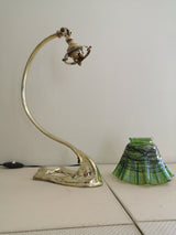 LAMPE ART DECO / ART NOUVEAU EN BRONZE. TULIPE EN VERRE IRISE ATTRIBUEE A LOETZ
