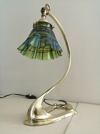 LAMPE ART DECO / ART NOUVEAU EN BRONZE. TULIPE EN VERRE IRISE ATTRIBUEE A LOETZ