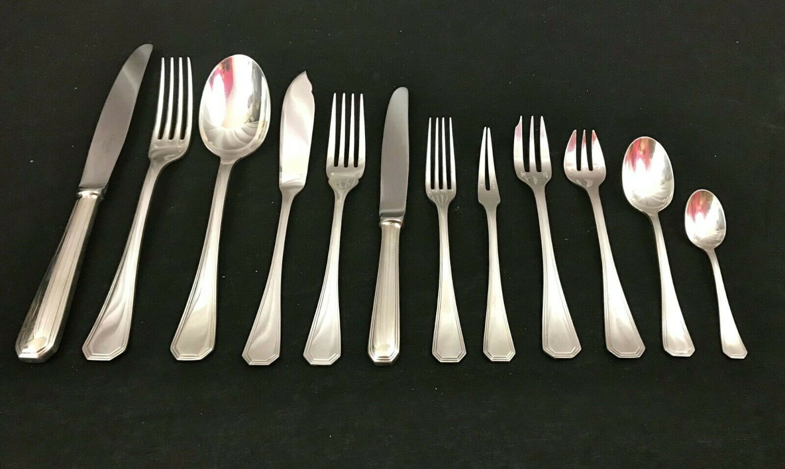 MENAGERE 144 PIECES METAL ARGENTE COFFRET ETAT PROCHE NEUF