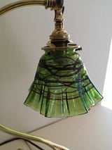 LAMPE ART DECO / ART NOUVEAU EN BRONZE. TULIPE EN VERRE IRISE ATTRIBUEE A LOETZ