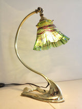 LAMPE ART DECO / ART NOUVEAU EN BRONZE. TULIPE EN VERRE IRISE ATTRIBUEE A LOETZ