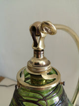 LAMPE ART DECO / ART NOUVEAU EN BRONZE. TULIPE EN VERRE IRISE ATTRIBUEE A LOETZ