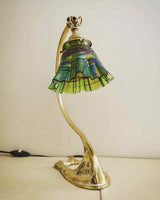 LAMPE ART DECO / ART NOUVEAU EN BRONZE. TULIPE EN VERRE IRISE ATTRIBUEE A LOETZ