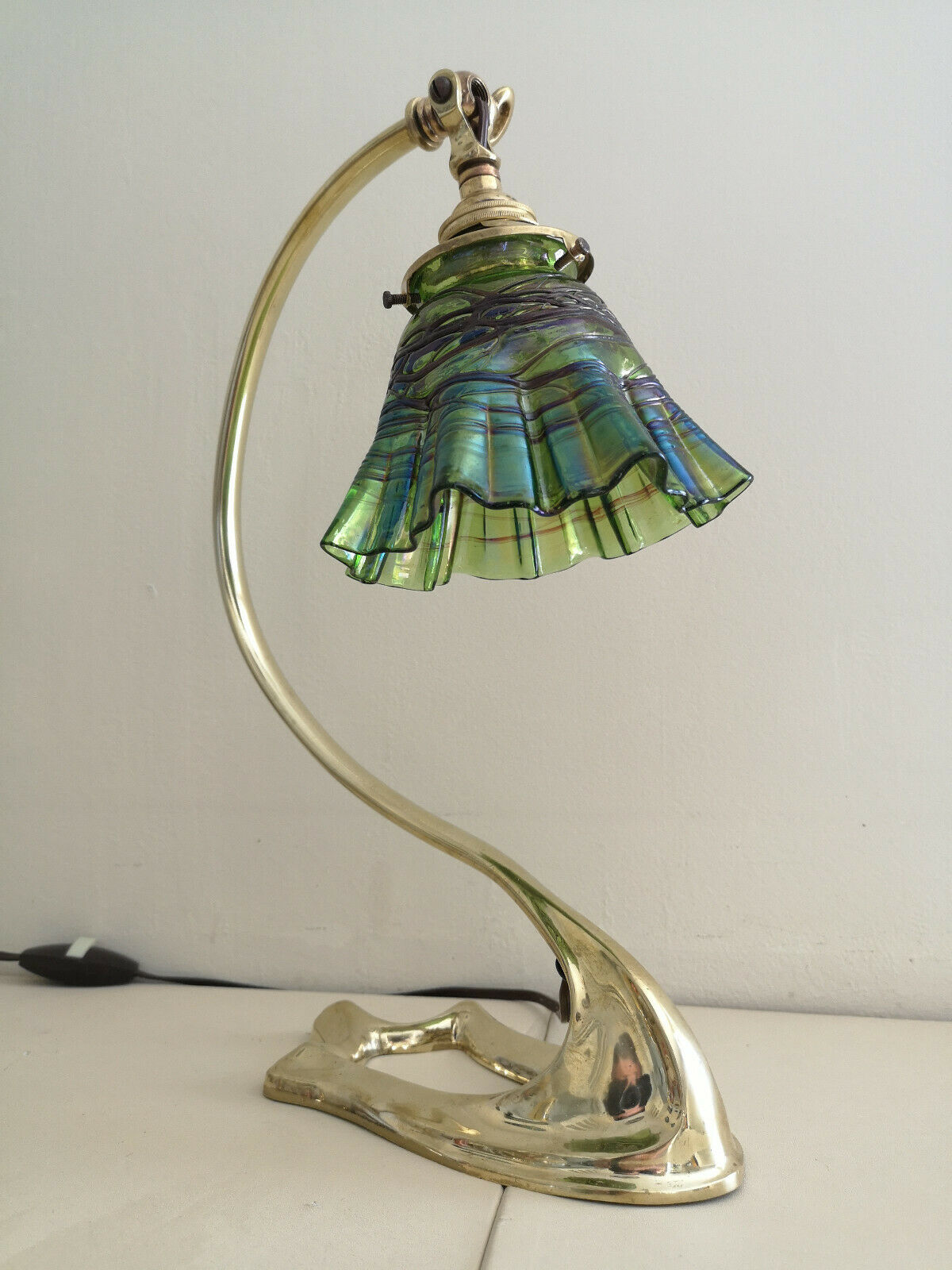 LAMPE ART DECO / ART NOUVEAU EN BRONZE. TULIPE EN VERRE IRISE ATTRIBUEE A LOETZ