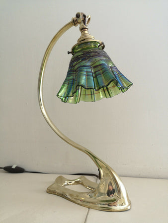 LAMPE ART DECO / ART NOUVEAU EN BRONZE. TULIPE EN VERRE IRISE ATTRIBUEE A LOETZ