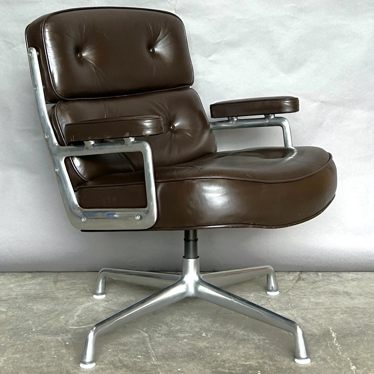 Chaise de lobby HERMAN MILLER Charles Eames Time Life marron milieu du siècle salon vitra