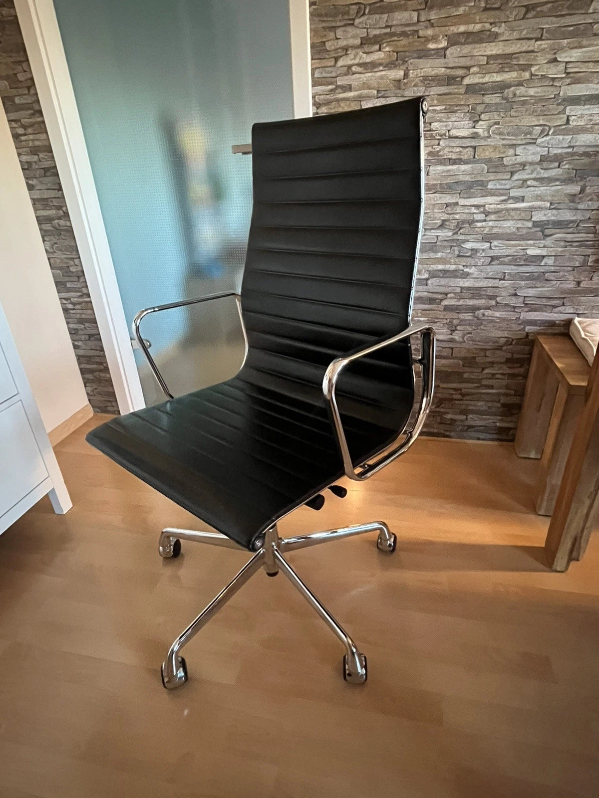 Chaise de bureau Vitra Charles Eames, EA 119, Chaise en cuir chromé,