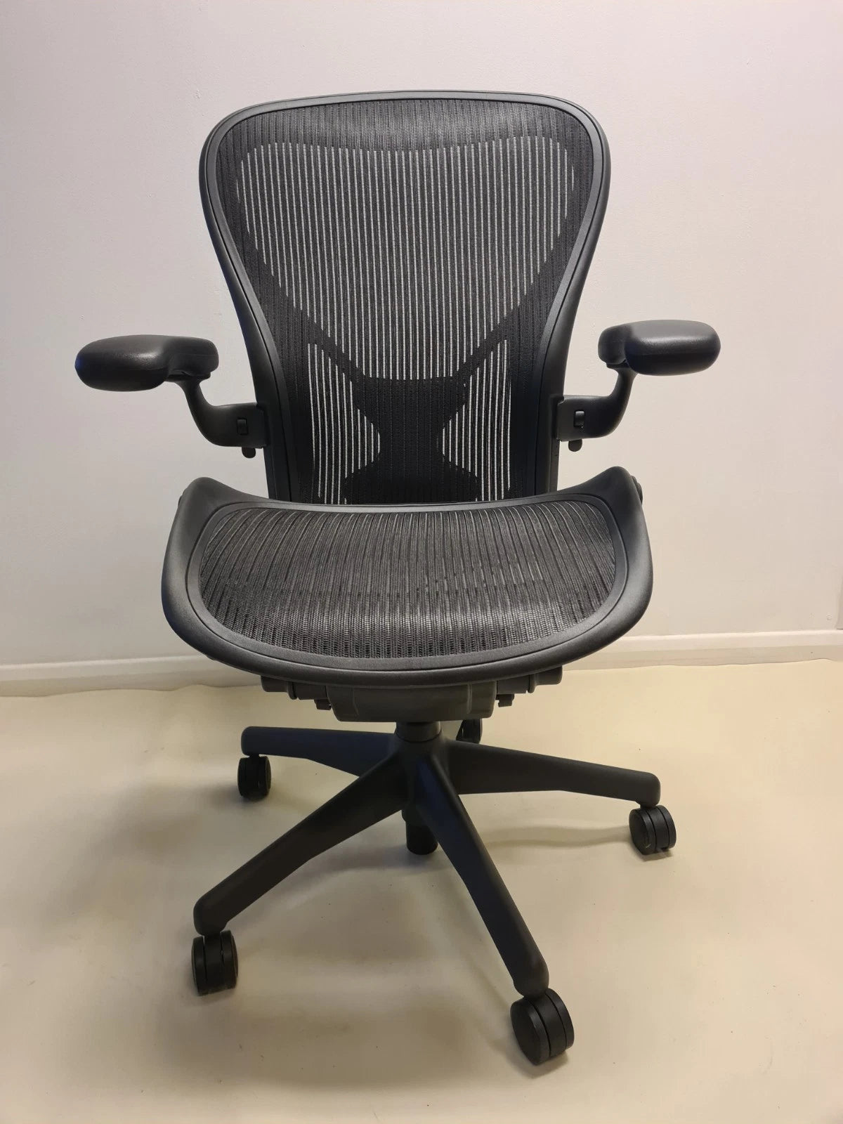 CHAISE AERON ENTIÈREMENT CHARGÉE TAILLE C Herman Miller graphite bras posture ajustement lombaire-